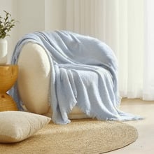 Leonor Boucle Throw